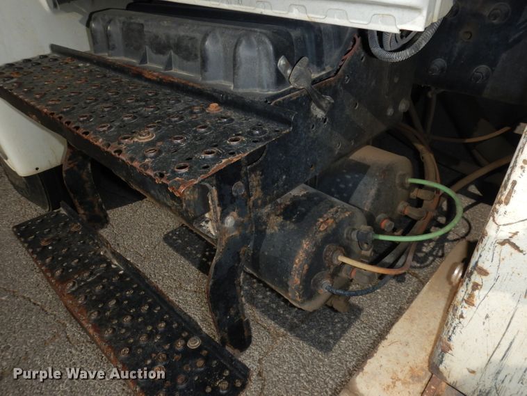 image for item DJ6913 2004 International 4400  crane truck