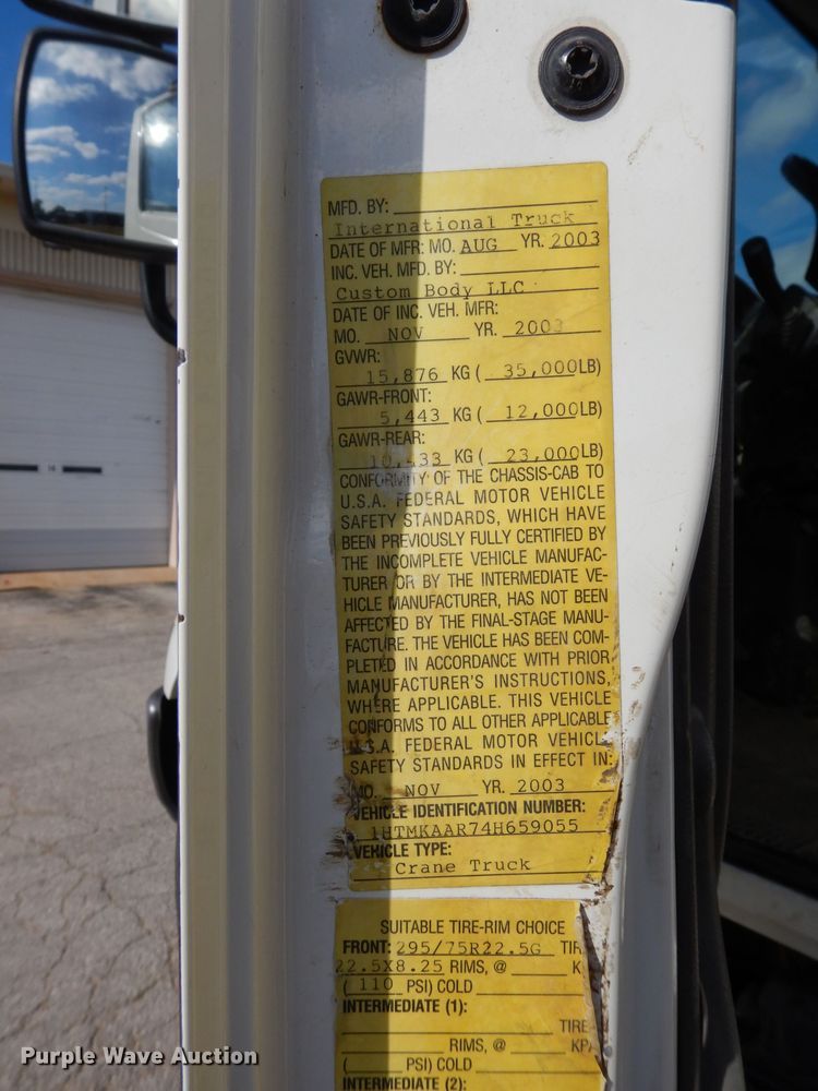 image for item DJ6913 2004 International 4400  crane truck