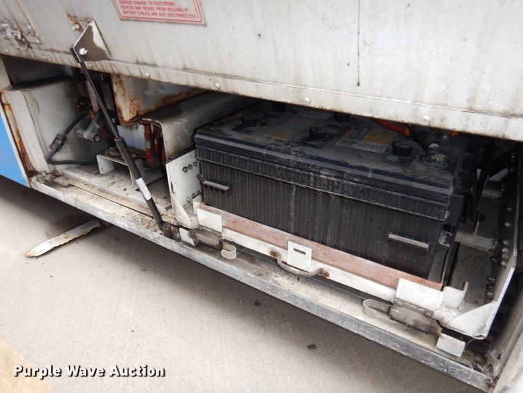 image for item DJ6925 1998 Gillig C18A102N4  shuttle bus