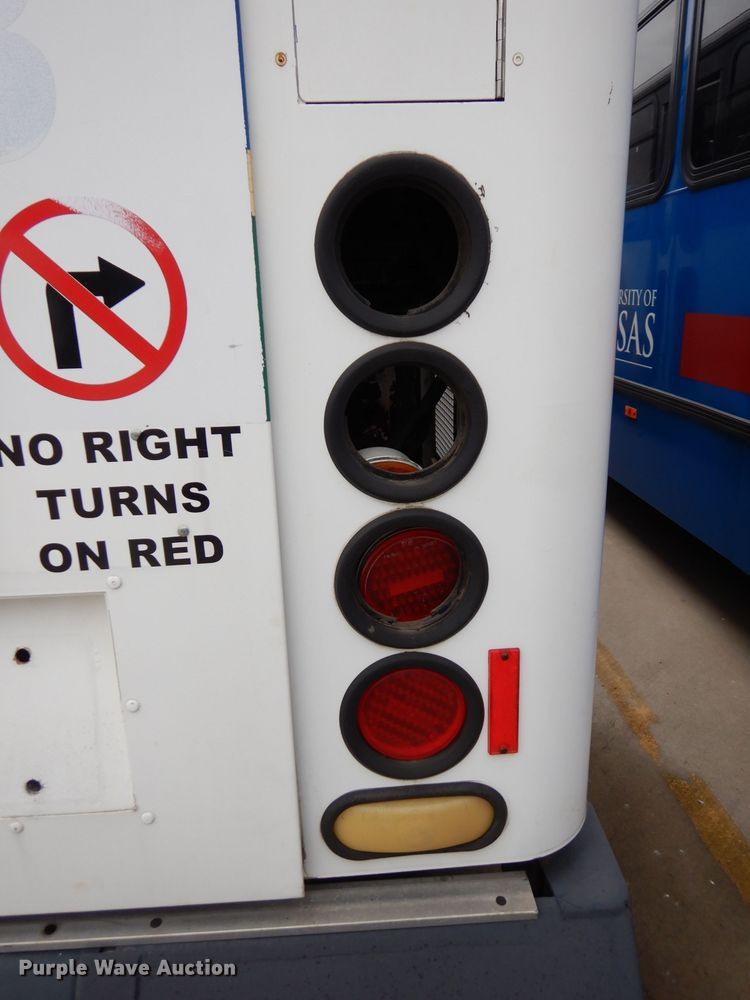 image for item DJ6925 1998 Gillig C18A102N4  shuttle bus