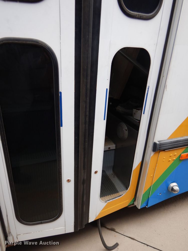 image for item DJ6925 1998 Gillig C18A102N4  shuttle bus