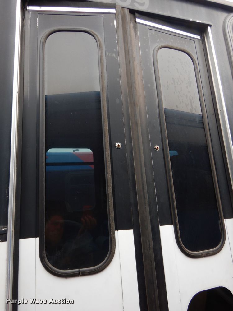 image for item DJ6925 1998 Gillig C18A102N4  shuttle bus