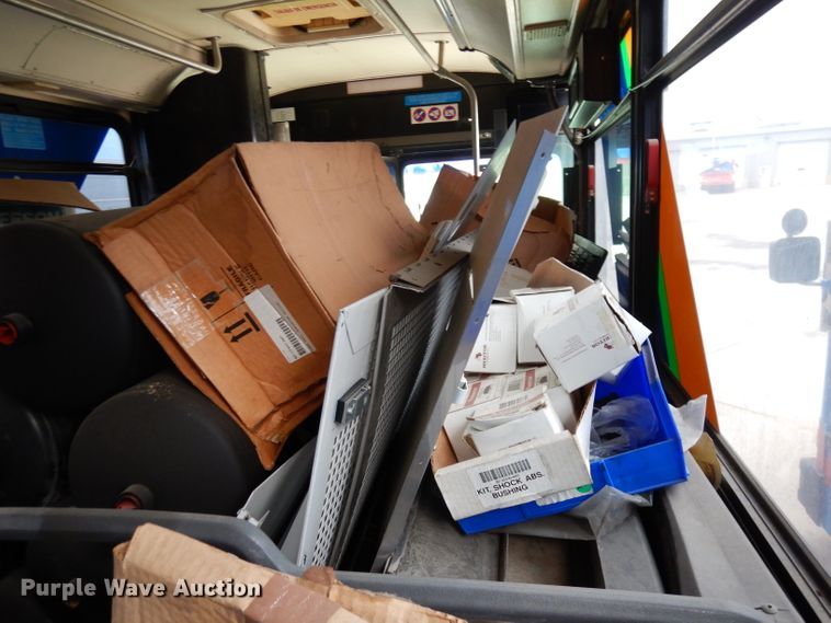 image for item DJ6925 1998 Gillig C18A102N4  shuttle bus