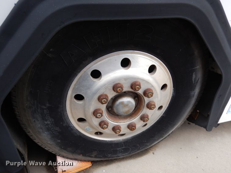 image for item DJ6925 1998 Gillig C18A102N4  shuttle bus