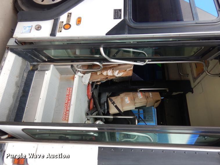 image for item DJ6925 1998 Gillig C18A102N4  shuttle bus