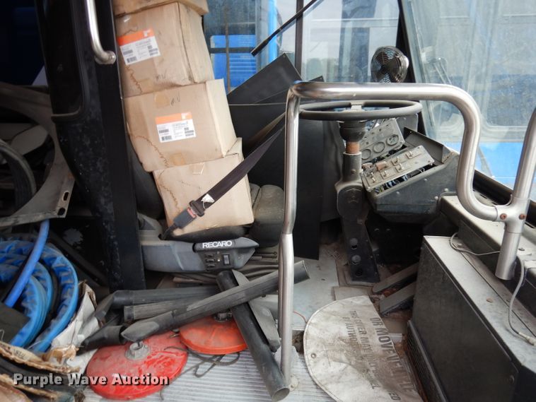 image for item DJ6925 1998 Gillig C18A102N4  shuttle bus