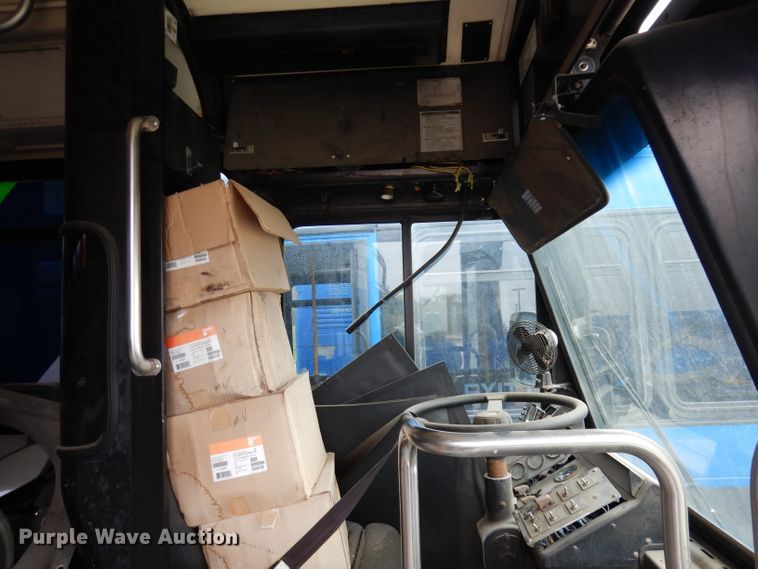 image for item DJ6925 1998 Gillig C18A102N4  shuttle bus