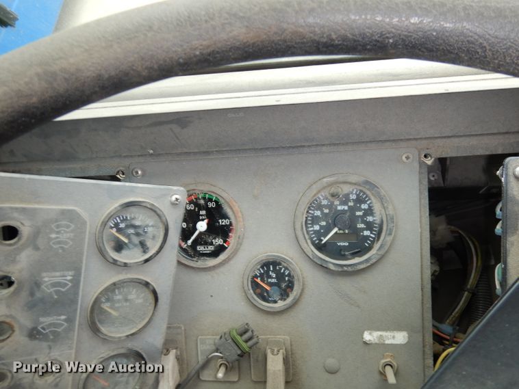 image for item DJ6925 1998 Gillig C18A102N4  shuttle bus