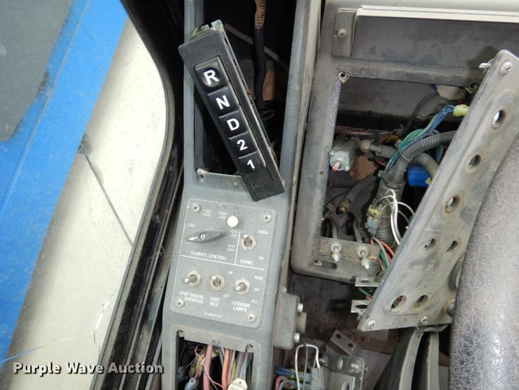 image for item DJ6925 1998 Gillig C18A102N4  shuttle bus