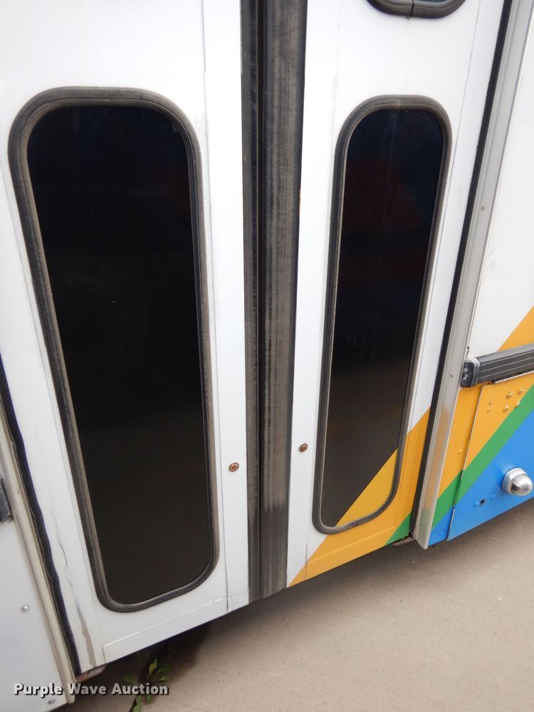 image for item DJ6926 1998 Gillig C18A102N4  shuttle bus