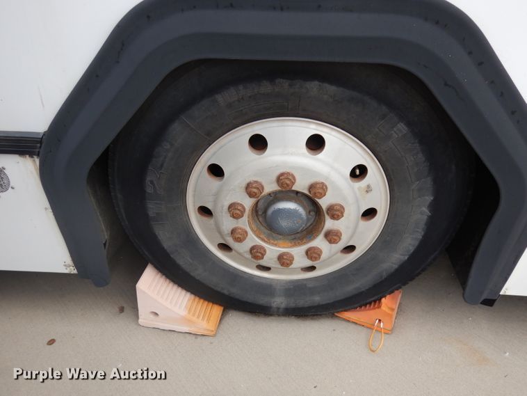 image for item DJ6926 1998 Gillig C18A102N4  shuttle bus