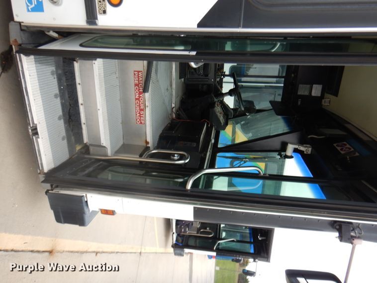 image for item DJ6926 1998 Gillig C18A102N4  shuttle bus