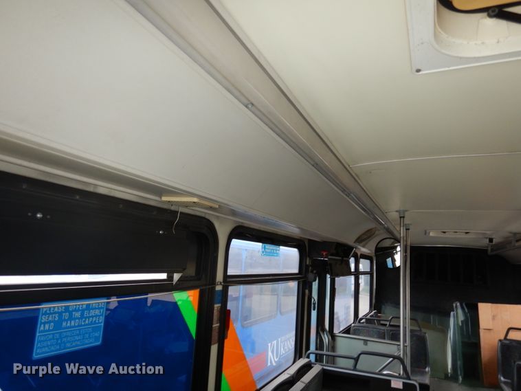 image for item DJ6926 1998 Gillig C18A102N4  shuttle bus