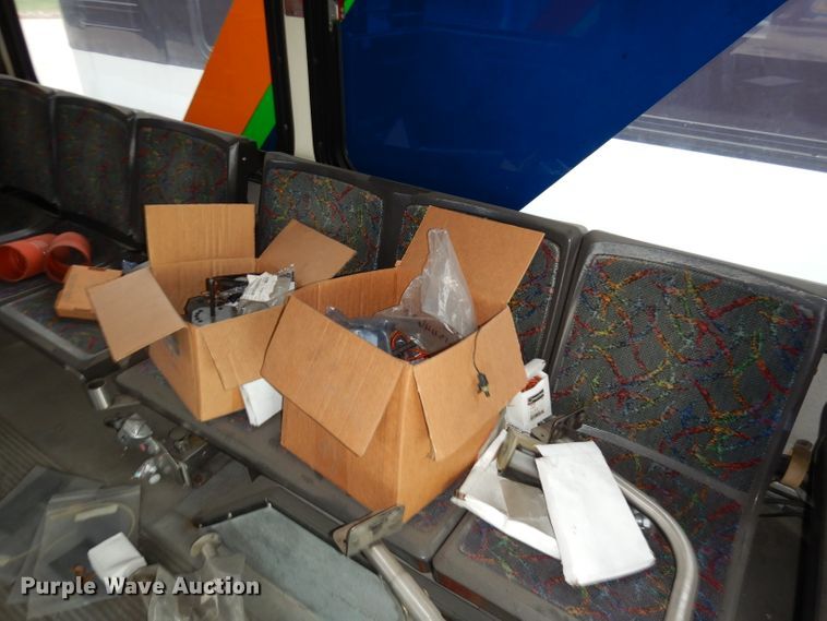 image for item DJ6926 1998 Gillig C18A102N4  shuttle bus