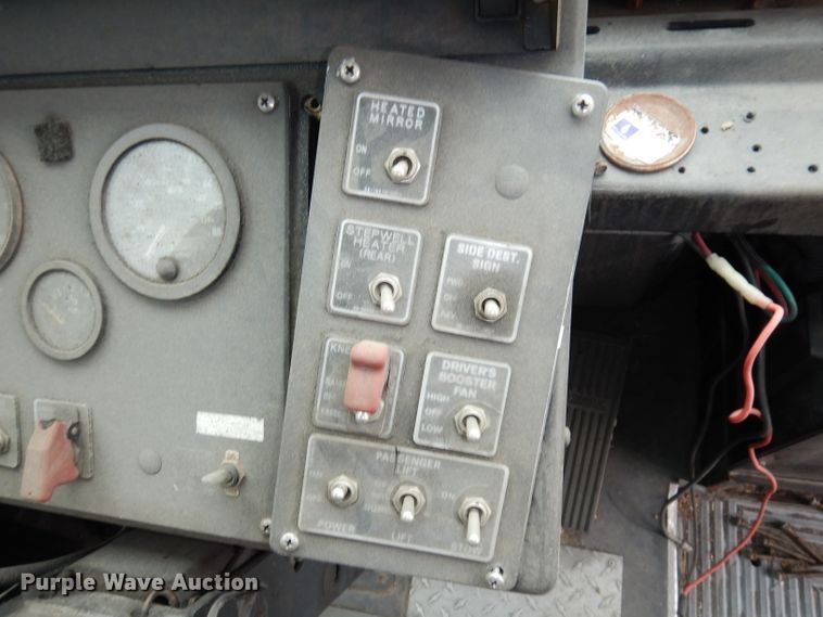 image for item DJ6926 1998 Gillig C18A102N4  shuttle bus