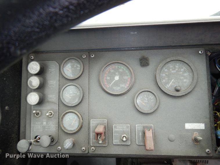 image for item DJ6926 1998 Gillig C18A102N4  shuttle bus