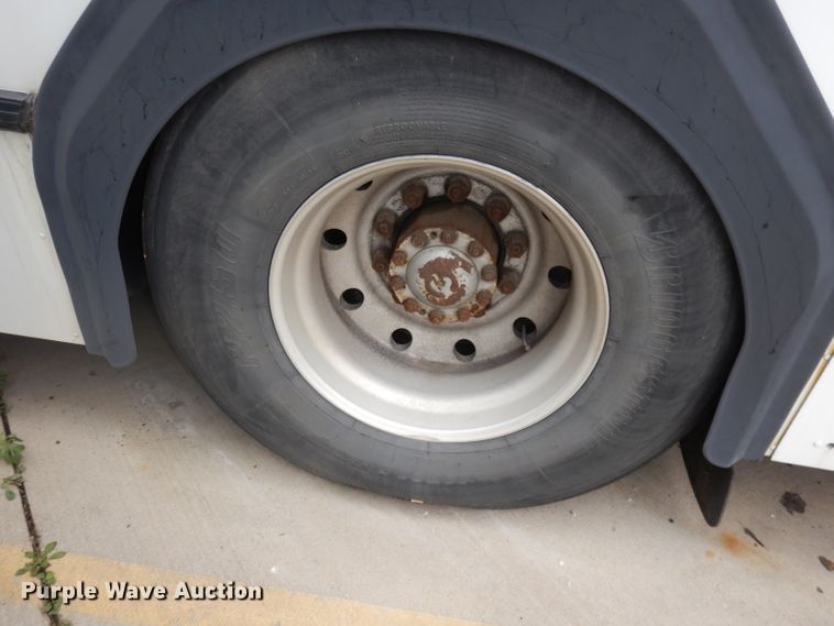 image for item DJ6927 1998 Gillig C18A102N4  shuttle bus