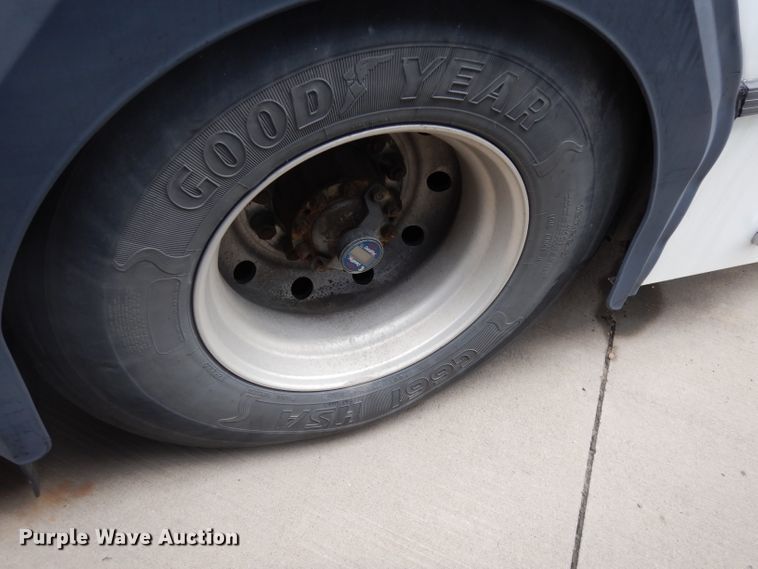 image for item DJ6927 1998 Gillig C18A102N4  shuttle bus