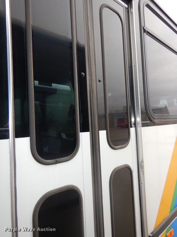 image for item DJ6927 1998 Gillig C18A102N4  shuttle bus