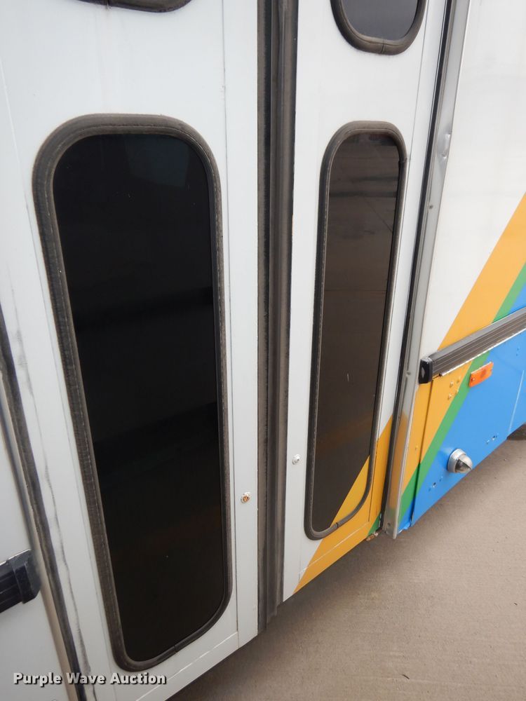 image for item DJ6927 1998 Gillig C18A102N4  shuttle bus