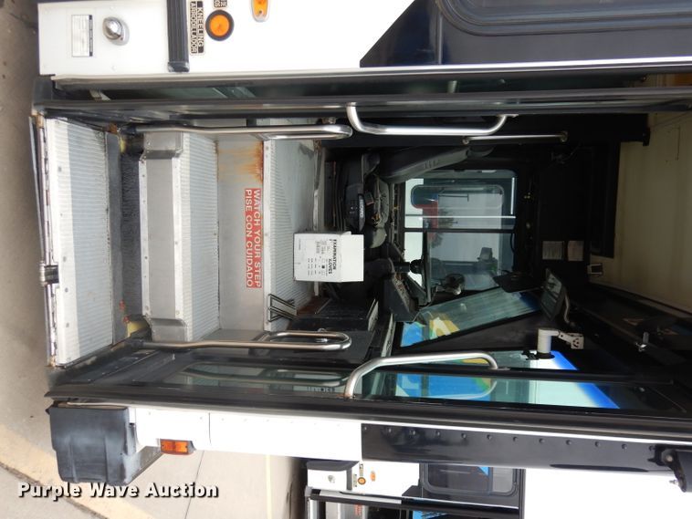 image for item DJ6927 1998 Gillig C18A102N4  shuttle bus