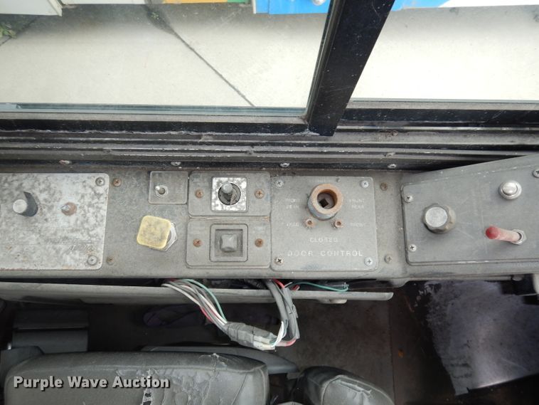 image for item DJ6927 1998 Gillig C18A102N4  shuttle bus