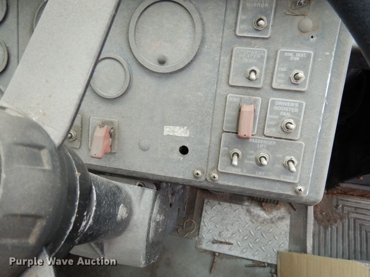 image for item DJ6927 1998 Gillig C18A102N4  shuttle bus