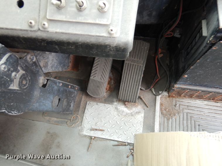 image for item DJ6927 1998 Gillig C18A102N4  shuttle bus