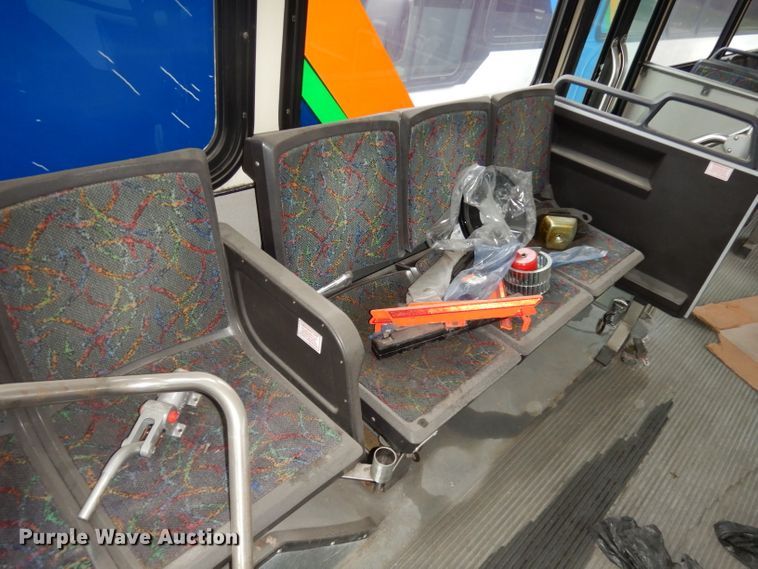 image for item DJ6927 1998 Gillig C18A102N4  shuttle bus