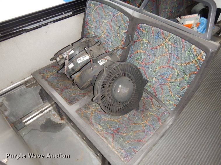 image for item DJ6927 1998 Gillig C18A102N4  shuttle bus