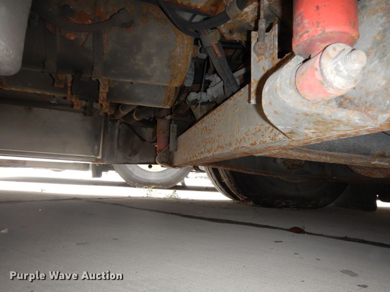 image for item DJ6928 1998 Gillig C18A102N4  shuttle bus