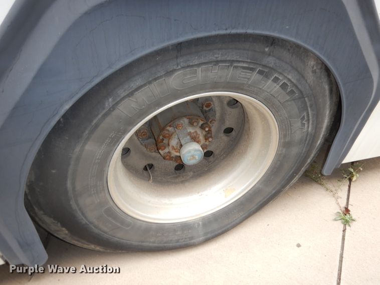 image for item DJ6928 1998 Gillig C18A102N4  shuttle bus