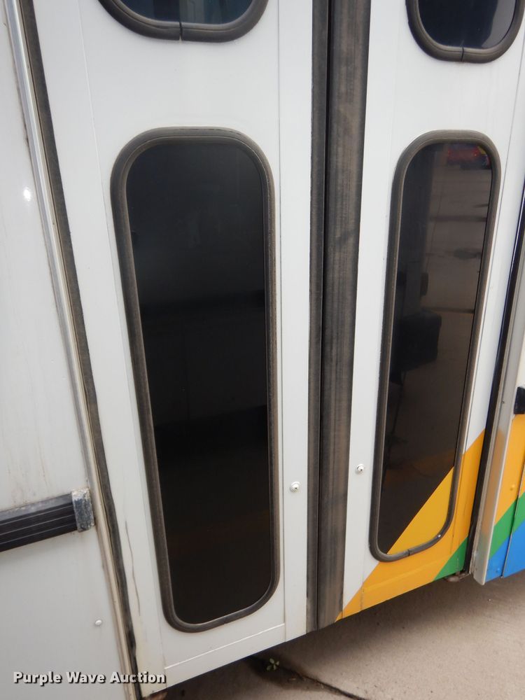 image for item DJ6928 1998 Gillig C18A102N4  shuttle bus