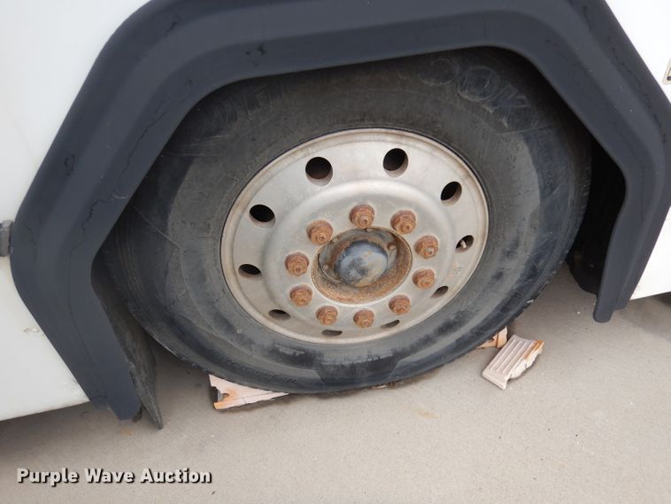 image for item DJ6928 1998 Gillig C18A102N4  shuttle bus