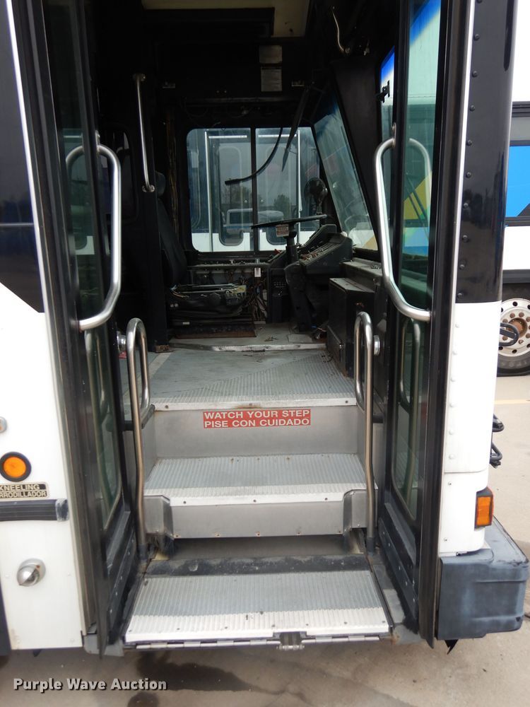 image for item DJ6928 1998 Gillig C18A102N4  shuttle bus