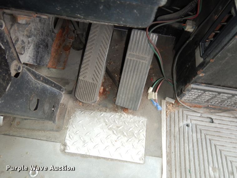 image for item DJ6928 1998 Gillig C18A102N4  shuttle bus