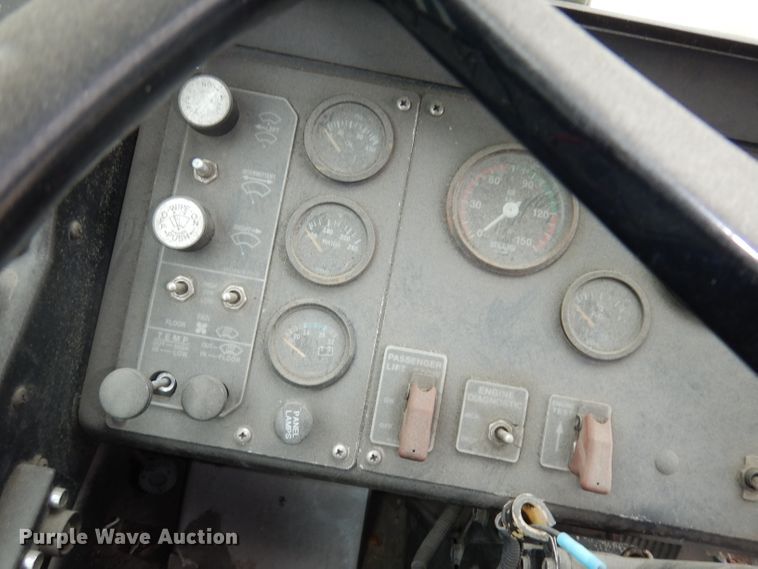 image for item DJ6928 1998 Gillig C18A102N4  shuttle bus