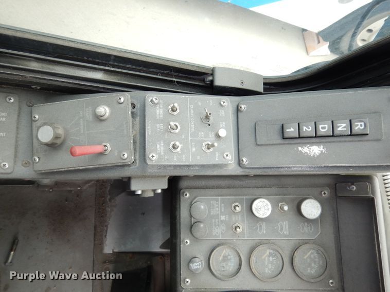 image for item DJ6928 1998 Gillig C18A102N4  shuttle bus