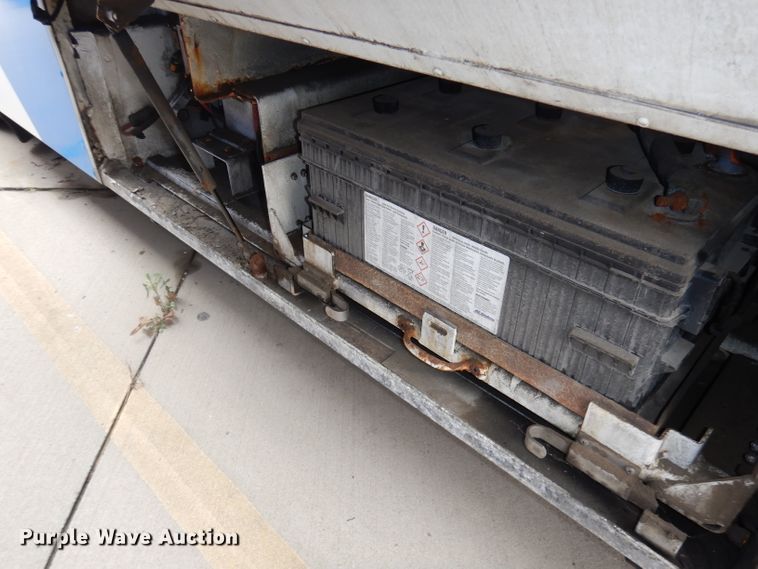 image for item DJ6929 1998 Gillig C18A102N4  shuttle bus