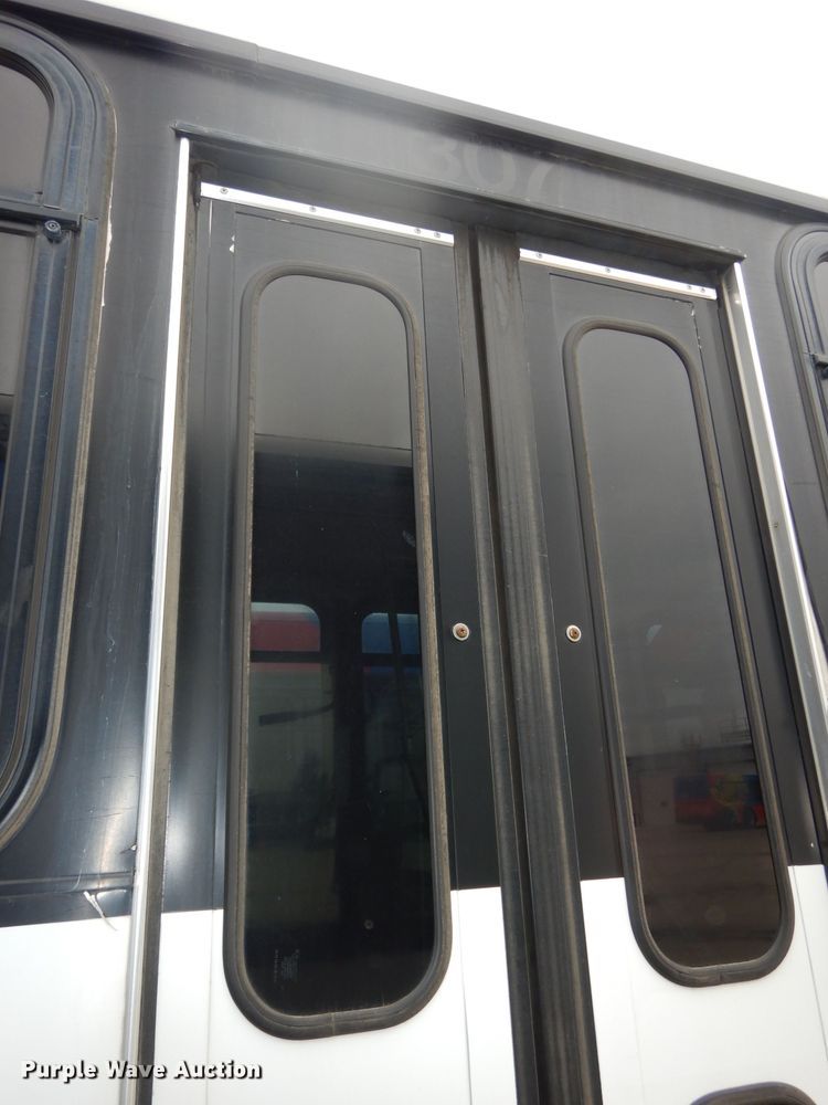 image for item DJ6929 1998 Gillig C18A102N4  shuttle bus