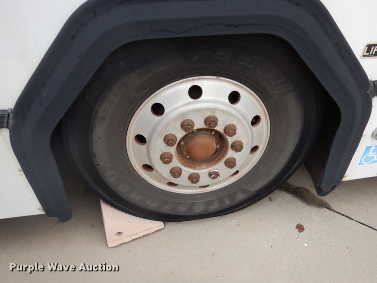 image for item DJ6929 1998 Gillig C18A102N4  shuttle bus