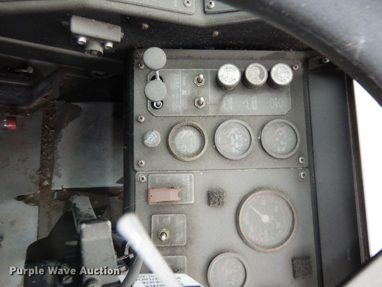 image for item DJ6929 1998 Gillig C18A102N4  shuttle bus