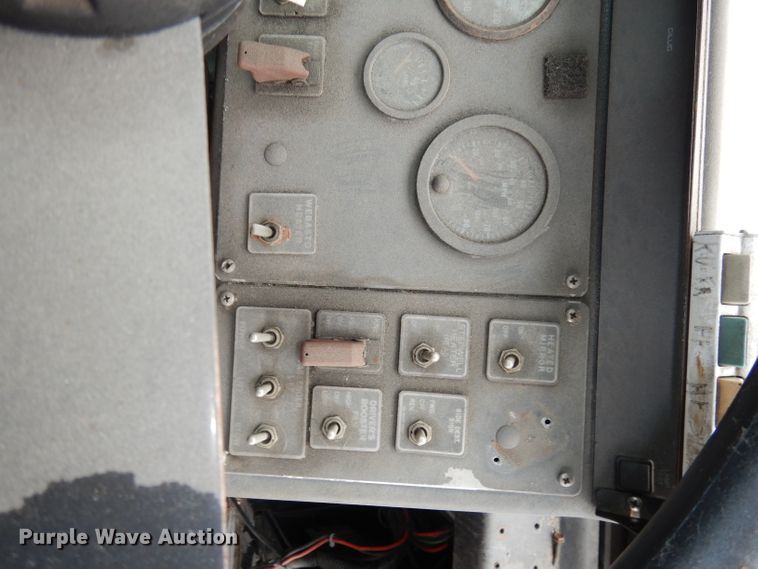 image for item DJ6929 1998 Gillig C18A102N4  shuttle bus