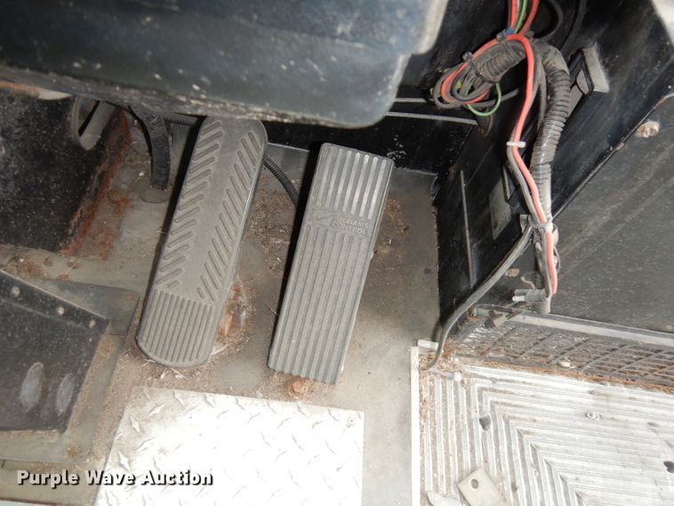 image for item DJ6929 1998 Gillig C18A102N4  shuttle bus