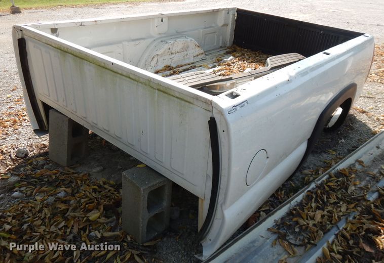 image for item FR9207 2004 Chevrolet Silverado 2500 pickup truck bed