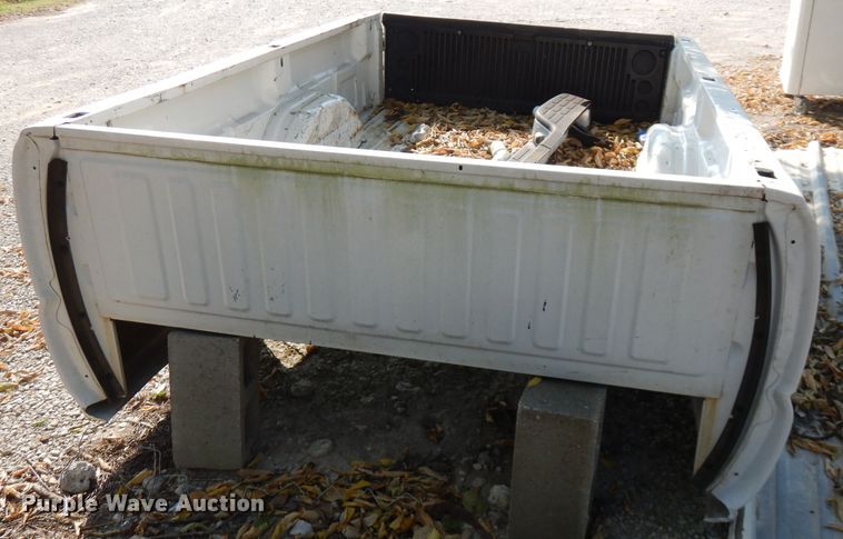 image for item FR9207 2004 Chevrolet Silverado 2500 pickup truck bed