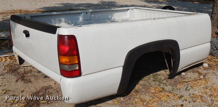 image for item FR9207 2004 Chevrolet Silverado 2500 pickup truck bed