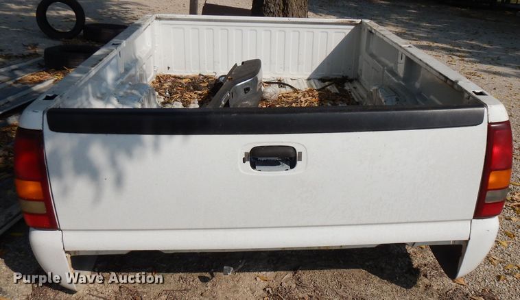 image for item FR9207 2004 Chevrolet Silverado 2500 pickup truck bed
