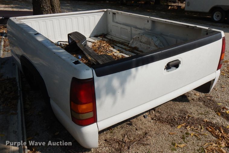 image for item FR9207 2004 Chevrolet Silverado 2500 pickup truck bed