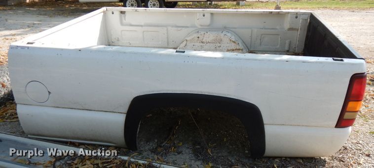image for item FR9207 2004 Chevrolet Silverado 2500 pickup truck bed